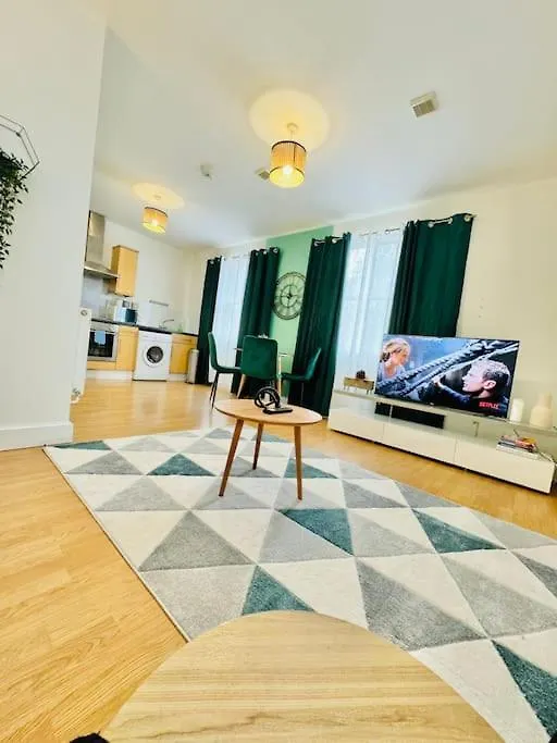 Classy Southampton City Center Apt With Free Parking 0*,